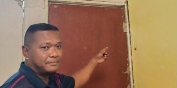 AZMAN Alidin menunjukkan dinding serta lantai rumahnya di Kampung Tengah yang retak akibat gegaran gempa bumi yang melanda Segamat awal pagi