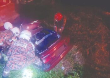 PASUKAN bomba mengeluarkan mangsa tersepit dalam sebuah kereta yang terbabas ke dalam parit dekat Jalan Sultan Sulaiman Shah, Banting, di Kuala Langat, Selangor, semalam.