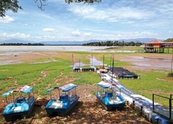 KEADAAN Tasik Bukit Merah di Bagan Serai, Perak yang masih surut walaupun hujan lebat kelmarin ketika tinjauan semalam. – UTUSAN/FADZIL ZAINOL