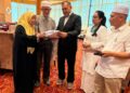 ZULQARNAIN Lukman (tengah) berbincang dengan Wan Abdul Rahman Wan Yaacob (dua dari kiri) dan isteri di Kota Bharu, Kelantan baru-baru ini. - UTUSAN/ROSLIZA MOHAMED