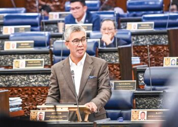 Tengku Zafrul Tengku Abdul Aziz dalam sesi penerangan berkaitan tarif Amerika Syarikat di Dewan Rakyat, semalam.