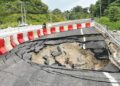 LALUAN di Kilometer 78 Jalan Gua Musang-Lojing berhampiran Kampung Jekjok, Pos Brooke, Gua Musang, Kelantan ditutup satu lorong akibat lubang benam. – UTUSAN/AIMUNI TUAN LAH.