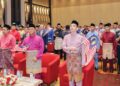 AMIRUDIN Shari mengibarkJalur Gemilang bersama tetamu dan penjawat awam Selangor pada Majlis Amanat Menteri Besar Selangor sempena Hari Kebangsaan Ke-68 di, Shah Alam, Selangor, semalam. - UTUSAN/ MOHAMAD NAUFAL MOHAMAD IDRIS