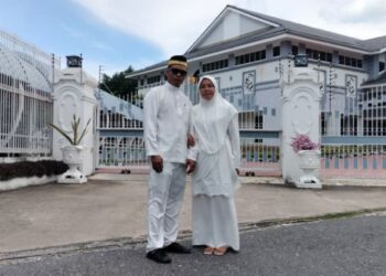 NORLILA Ani dan pasangannya membuat urusan pengesahan pernikahan mereka di pejabat Konsulat Malaysia di Songkhla, Thailand kelmarin. – UTUSAN/WAT KAMAL ABAS