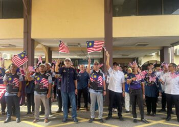 KHALID Abdul Samad (tiga dari  kiri) mengibarkan Jalur Gemilang sebagai simbolik Peluncuran Bulan Kemerdekaan Peringkat KADA di Ibu Pejabat KADA, Lundang, Kota Bharu, Kelantan semalam. - UTUSAN/ROSMIZAM RESDI