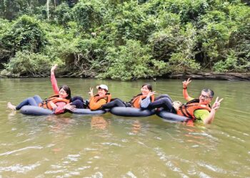 SEKUMPULAN pelancong  menaiki pelampung getah dalam cuaca panas menyusur Sungai Tembeling berdekatan Kampung Bantal, Ulu Tembeling di Jerantut, Pahang.