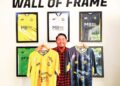 ZARUL Iskandar menunjukkan jersi yang dihasilkan syarikatnya di Kuala Kangsar. – UTUSAN/FADZIL ZAINOL