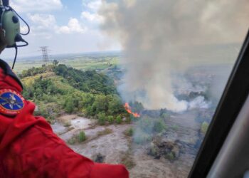 KEADAAN kebakaran di kawasan belukar di Kampung Tersusun Tebok Panchur, Gunung Semanggol di Bagan Serai, Perak kelmarin. – IHSAN JBPM