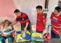 TUANKU Syed Faizuddin Putra Jamalullail mengagihkan sumbangan zakat MAIPs kepada salah seorang penerima di Kangar, Perlis, baru-baru ini. – UTUSAN/MARZITA MANSOR