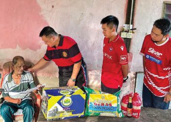 TUANKU Syed Faizuddin Putra Jamalullail mengagihkan sumbangan zakat MAIPs kepada salah seorang penerima di Kangar, Perlis, baru-baru ini. – UTUSAN/MARZITA MANSOR