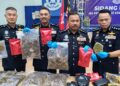 MOHD. Yusoff Mamat (dua kanan) menunjukkan ganja yang dirampas di Kampung But, Ketereh di Ibu Pejabat Polis Kontinjen (IPK) Kelantan, Kota Bharu, Kelantan. – UTUSAN/YATIMIN ABDULLAH