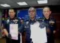 M. Kumar menunjukkan buku ibu hamil dan borang kosong Jabatan Pendataran Negara yang dirampas pada sidang akhbar di IPK Johor di Johor Bahru semalam.- UTUSAN/RAJA JAAFAR ALI