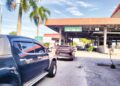 KENDERAAN pelancong Malaysia beratur panjang untuk melepasi pintu sempadan di  Kompleks Imigresen, Kastam, Kuarantin dan Keselamatan (ICQS) Pengkalan Kubor, Tumpat, Kelantan. – UTUSAN/ROHANA ISMAIL