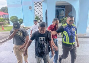 TIGA tertuduh ketika dibawa ke Mahkamah Rendah Syariah Batu Pahat, Johor semalam.