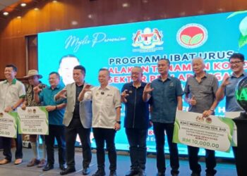CHAN Foong Hin (tengah) bersama penerima Program Galakan Tanaman Koko Sektor Perladangan 2025 
di Tawau., Sabah semalam. – UTUSAN/BESSE AISYAH