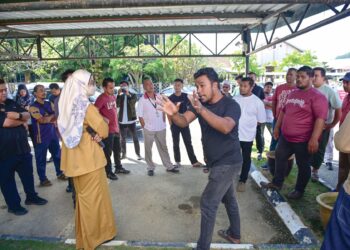WAKIL penternak dari seluruh Terengganu berhimpun secara aman bagi menyuarakan bantahan  sistem e-permit baharu di Jabatan Veterinar Terengganu, Kuala Terengganu. – UTUSAN/PUQTRA HAIRRY