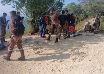 ANGGOTA bomba yang menjalankan operasi memadam kebakaran hutan di puncak Bukit Berekeh, Kampung Bawong di Sungai Siput sejak semalam. - UTUSAN/IHSAN JBPM