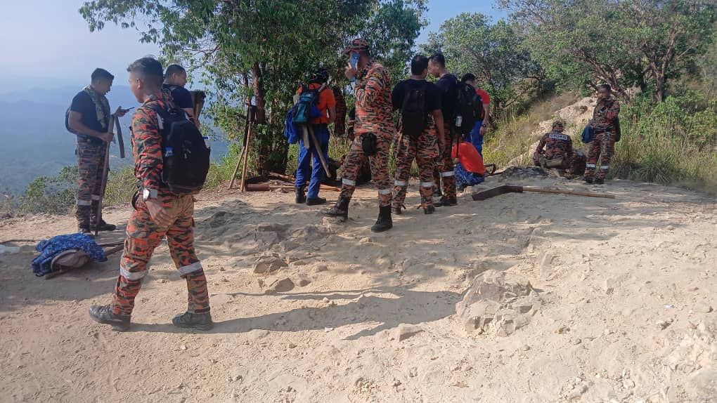 Bomba daki Bukit Berekeh padam kebakaran hutan