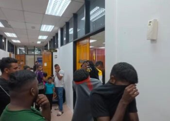 TIGA daripada lima suspek yang disyaki terlibat kes merusuh ketika perlawanan bola sepak di Padang Speedy, Teluk Intan dibawa ke Mahkamah Majistret Teluk Intan untuk permohonan reman. - UTUSAN