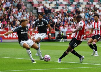 Dango Ouattara menjaringkan gol pertama untuk Brentford Ketika menentang Aston Villa di Stadium Komuniti GTech, London, hari ini. - AFP