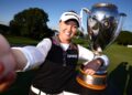 Brooke Henderson mengambil swafoto dengan trofi selepas memenangi Terbuka Kanada 2025 di Kelab Golf dan Desa Mississaugua, Ontario, hari ini. - AFP
