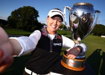 Brooke Henderson mengambil swafoto dengan trofi selepas memenangi Terbuka Kanada 2025 di Kelab Golf dan Desa Mississaugua, Ontario, hari ini. - AFP