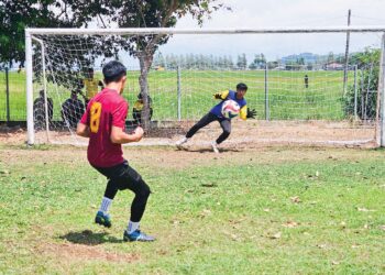 KEJOHANAN Sepak Penalti Frontliner: Mencari Sarjan Hassan bagi meraikan petugas barisan hadapan sempena sambutan bulan kebangsaan di Sekolah Kebangsaan (SK) Seberang Ramai, Kuala Perlis semalam.