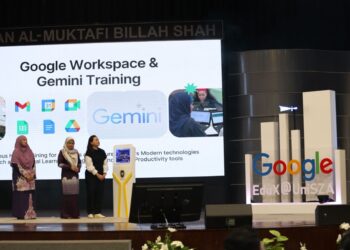 WAKIL Google untuk Pendidikan Malaysia, Kuah Sze Mei (kanan) menyempurnakan majlis pelancaran Google EduX Hub@Unisza di Kuala Nerus, Terengganu. - UTUSAN /NURSYASYA NADHIRAH ZABIDI