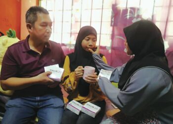 NURUL Syahira Rosli bersama ibu bapanya, Roshizam Rosli dan Che Ma Abdullah di rumahnya di Nilai, Seremban semalam. – UTUSAN/NUR SHARIEZA ISMAIL