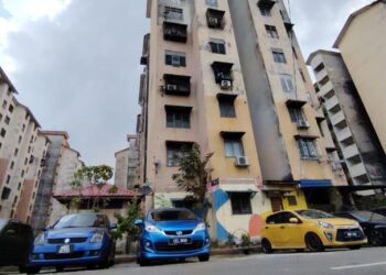 SEORANG kanak-kanak berusia empat tahun dilaporkan terjatuh dari rumah pengasuhnya di tingkat lapan dekat Pangsapuri Sri Perantau, Pelabuhan Klang, Selangor, semalam.