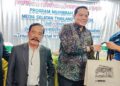 AHMAD Fahmi Ahmad Sarkawi (dua dari kakan) menerima cenderahati pada Program Muhibbah Mesra Media Selatan Thailand–Malaysia di Hatyai, Thailand baru-baru ini. - UTUSAN/WAT KAMAL ABAS