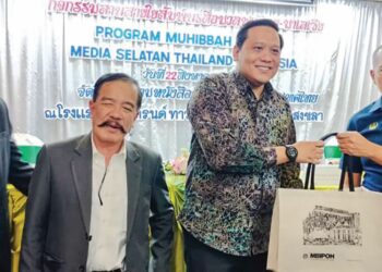 AHMAD Fahmi Ahmad Sarkawi (dua dari kakan) menerima cenderahati pada Program Muhibbah Mesra Media Selatan Thailand–Malaysia di Hatyai, Thailand baru-baru ini. - UTUSAN/WAT KAMAL ABAS