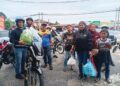 JULIA Abu Samah (tiga dari kanan) bersama rombongan RXZ Members 7.0 dari Muar, Johor singgah membeli oleh-oleh seperti patung penyu dan keropok lekor sebelum pulang. – UTUSAN/ERMA YUSNIDA JUSOH