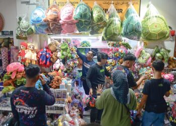 PESERTA RXZ Members 7.0 di Terengganu membeli patung penyu untuk dijadikan cenderamata sebelum pulang ke negeri masing-masing. – UTUSAN/PUQTRA HAIRRY