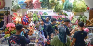 PESERTA RXZ Members 7.0 di Terengganu membeli patung penyu untuk dijadikan cenderamata sebelum pulang ke negeri masing-masing. – UTUSAN/PUQTRA HAIRRY