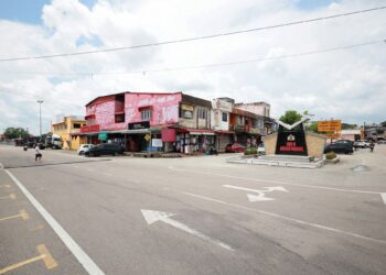 DERETAN kedai jualan yang lengang pada hari biasa mengakibatkan peniaga di zon bebas cukai Rantau Panjang, Kelantan terpaksa bergelut untuk meneruskan operasi mereka. – UTUSAN/KAMARUL BISMI KAMARUZAMAN