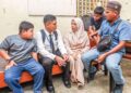 MUHAMMAD Syahmi Azril Saidijamal ditemani ahli keluarga semasa hari pendaftaran di Institut Pendidikan Guru (IPG) Kampus Tuanku Bainun, Bukit Mertajam, Pulau Pinang. – UTUSAN/DANIAL SAAD
