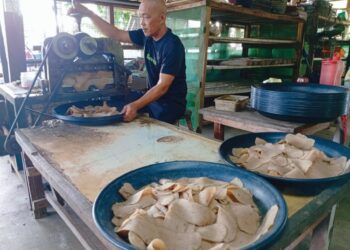SALIM Yusof memproses keropok keping menggunakan mesin di Kampung Mengabang Telung, Kuala Nerus, Terengganu.
– MINGGUAN/ERMA YUSNIDA JUSOH