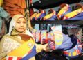 IMAN NABIHAH Shahril menunjukkan tanjak merdeka di kiosk Nunuhouse di Kompleks Pusat Bandar Pasir Gudang, Johor Bahru. – UTUSAN/RAJA JAAFAR ALI