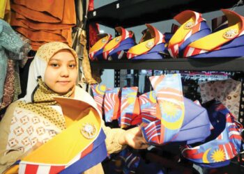 IMAN NABIHAH Shahril menunjukkan tanjak merdeka di kiosk Nunuhouse di Kompleks Pusat Bandar Pasir Gudang, Johor Bahru. – UTUSAN/RAJA JAAFAR ALI