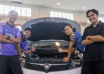PELAJAR PSAS turut menjalani latihan berkaitan automotif di Lembah Teknologi Tinggi Automotif (AHTV) di Tanjung Malim, Perak. – UTUSAN/MEGAT LUTFI MEGAT RAHIM
