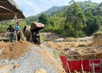 PEMBINAAN jambatan Pos Balar, Gua Musang, Kelantan yang runtuh 9 Mac lalu sedang rancak dilakukan- IHSAN CIKGU OFFROAD.