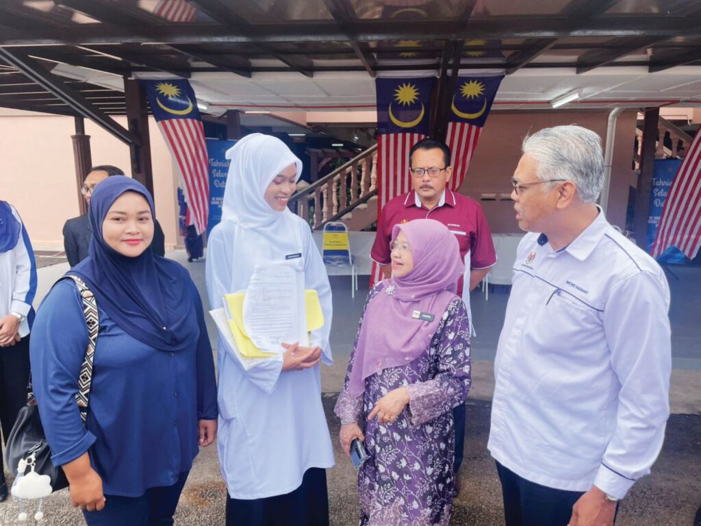 Gadis Orang Asli pertama dapat 8A mahu jadi guru Bahasa Inggeris 1 Baru org asli guru BI
