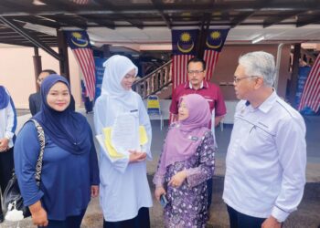 NUR Syafienaz Nazri (dua dari kiri) berbual dengan Narita Mohd. Noor (dua dari kanan) dalam sesi pendaftaran kemasukan pelajar baharu di  Institut Pendidikan Guru (IPG) Kampus Kota Bharu, Kelantan.  
–  UTUSAN/ROSMIZAN RESDI