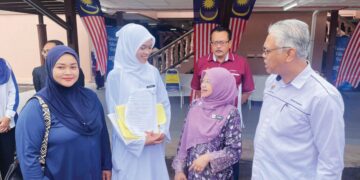 NUR Syafienaz Nazri (dua dari kiri) berbual dengan Narita Mohd. Noor (dua dari kanan) dalam sesi pendaftaran kemasukan pelajar baharu di  Institut Pendidikan Guru (IPG) Kampus Kota Bharu, Kelantan.  
–  UTUSAN/ROSMIZAN RESDI