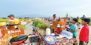HAFIZ Ahmad (kanan) bersama rakannya di lokasi santai tengah sawah dengan suasana 70-an di Kampung Kepala 10, Ulu Sedaka di Yan, Kedah.