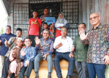 WAN Ahmad Dahlan Abdul Aziz (tengah) menyantuni keluarga Allahyarham Kamal Ariffin di Taman Sabariah, Pengkalan Chepa, Kota Bharu, Kelantan. – UTUSAN/KAMARUL BISMI KAMARUZAMAN