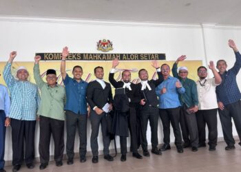 BARISAN peguam bersama beberapa wakil rakyat Kedah dan penyokong Muhammad Sanusi Md. Nor selepas keputusan saman fitnah yang memihak Menteri Besar Kedah itu di Mahkamah Tinggi Alor Setar semalam.