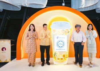 JESS Wong (kanan) di Majlis Perasmian Halal Beutea dan Pelancaran Teh Susu Buah Markisa.