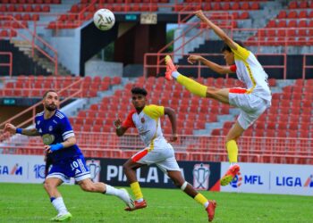 PEMAIN Bunga Raya FC, Nik Muhammad Aqib Nik Hasan (kanan) menghalang bola daripada dirampas pemain Sabah FC Miguel Angel Garrido Cifuentes pada aksi Piala FA di Stadium Tuanku Abdul Rahman Paroi, Seremban, hari ini.-UTUSAN/MOHD SHAHJEHAN MAAMIN.